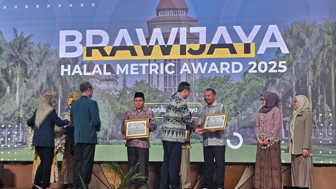 <p>UIN Bandung raih UB Halal Metric Awards 2025 yang diselenggarakan di Gedung Rektorat UB, Malang, Senin, 21 April 2025. Acara tersebut dihadiri perwakilan dari 56 perguruan tinggi negeri (PTN), dengan 6 di antaranya mengikuti secara daring. (Dok. Kemenag)</p>
