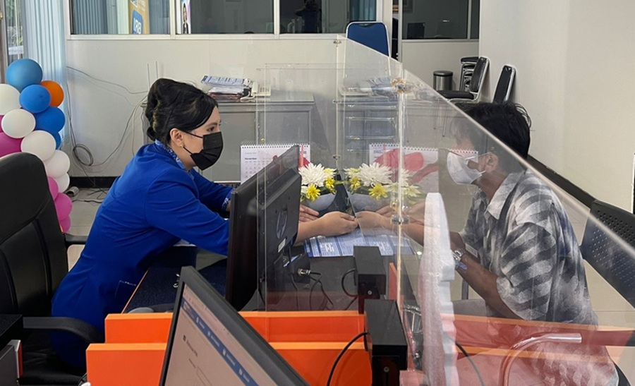 <p>Ilustrasi pegawai bank BRI melayani nasabah. Simak syarat lengkap dan cara mengajukan modal usaha melalu KUR BRI 2025.</p>
