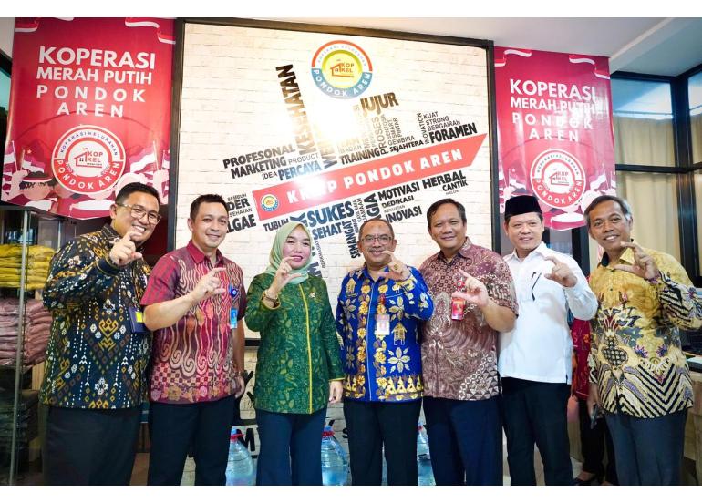<p>Wakil Menteri Koperasi Farida Farichah memberikan semangat kepada pengurus dan anggota Koperasi Kelurahan (Kopkel) Merah Putih Pondok Aren di Tangerang Selatan dan mengapresiasi kegigihan para pengurus koperasi tersebut yang mampu menjalankan bisnis koperasi berupa gerai sembako. (Dok. Kemenkop)</p>

<p> </p>
