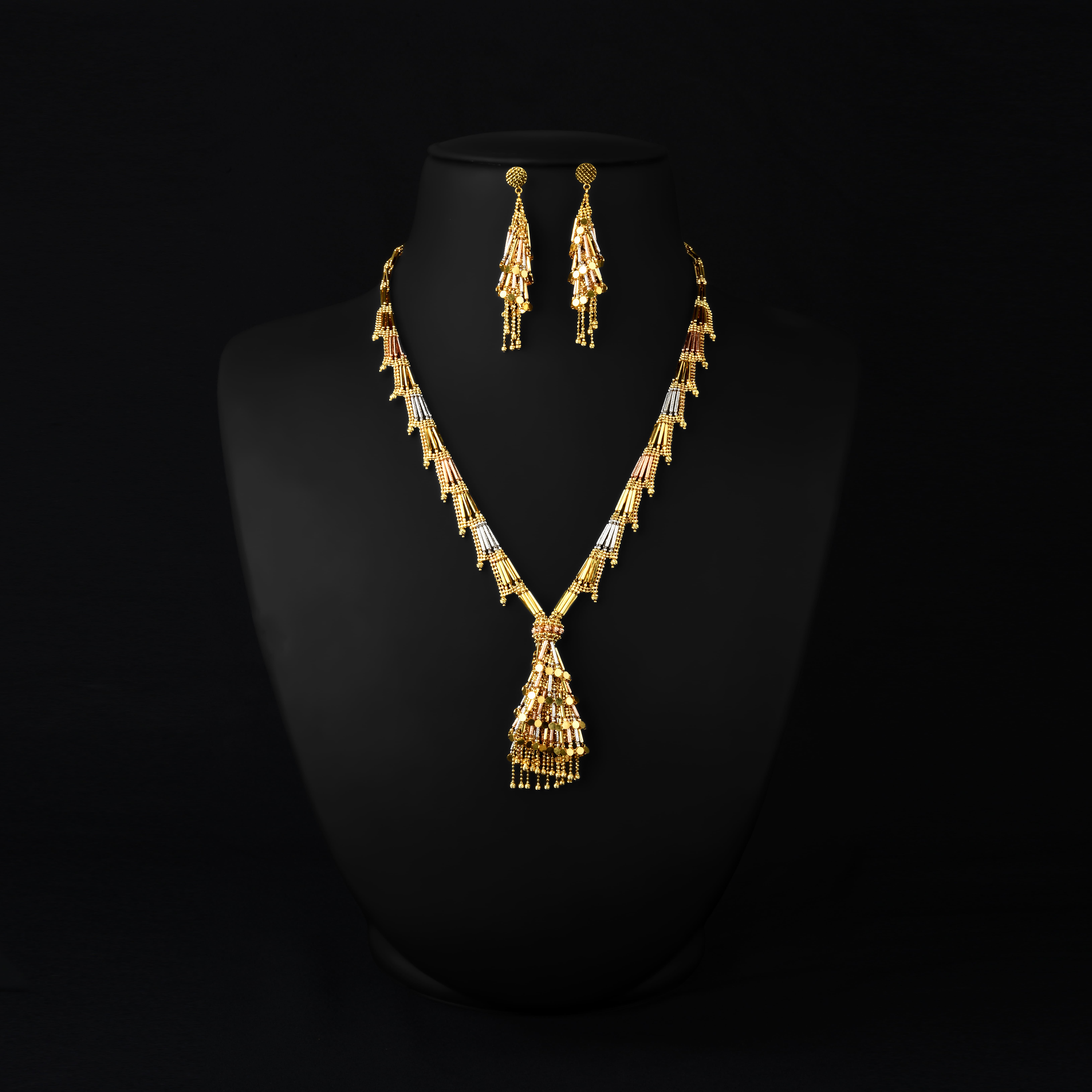 <p>Produk perhiasan emas yang dipasarkan PT Untung Bersama Sejahtera (UBS), perusahaan manufaktur perhiasan emas yang telah menembus lebih dari 30 negara termasuk Uni Emirat Arab (UEA), merupakan produk dasar seperti kalung dan anting-anting.  Jenis produk ini memiliki permintaan tinggi dan stabil di pasar global. (Dok. Kemendag)</p>
