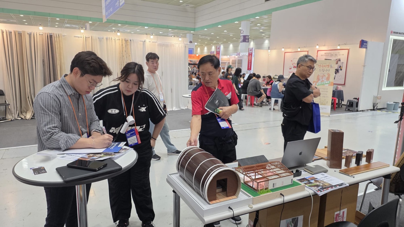 <p>Produk bahan bangunan (construction material) Indonesia mencatatkan potensi transaksi sebesar USD2,52 juta atau setara dengan Rp41,62 miliar dalam pameran Korea Build Week 2025 pada 30 Juli—2 Agustus 2025 di COEX Convention and Exhibition Center, Seoul, Korea Selatan. (Dok.ITPC Busan)</p>
