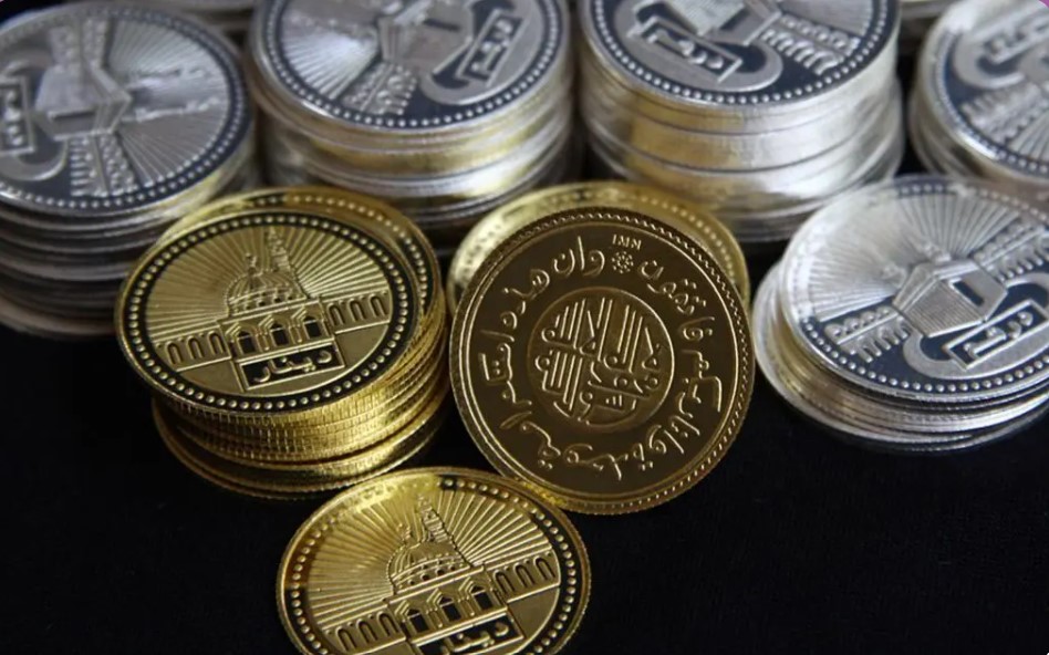 <p>Ilustrasi dinar dan dirham, alternatif investasi selain emas. Harga emas kian naik, muncul tren ingin membeli dinar dirham sebagai ganti investasi emas. Bagaimana menyikapinya? Foto: amartha.com</p>
