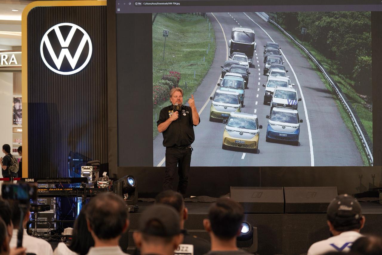 <p>Ekspeditor asal Jerman, Rainer Zietlow yang sekaligus pendiri  Challenge4 GmbH sekaligus World-Record Holder & Long Distance Driver with Volkswagen,  menceritakan perjalanannya menempuh Jakarta, Semarang dan Surabaya, di Pakuwon City Mall Surabaya. (Dok. Volkswagen Indonesia)</p>
