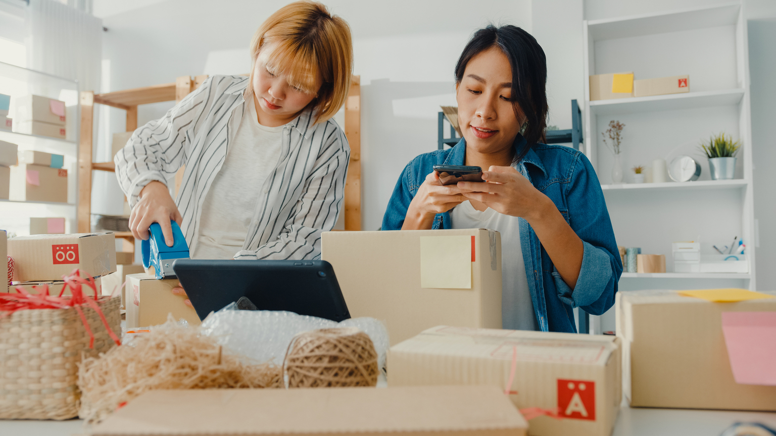 <p>Ilustrasi jasa pengiriman. UMKM yang relevan di era e-commerce saat ini. Foto: Freepik</p>
