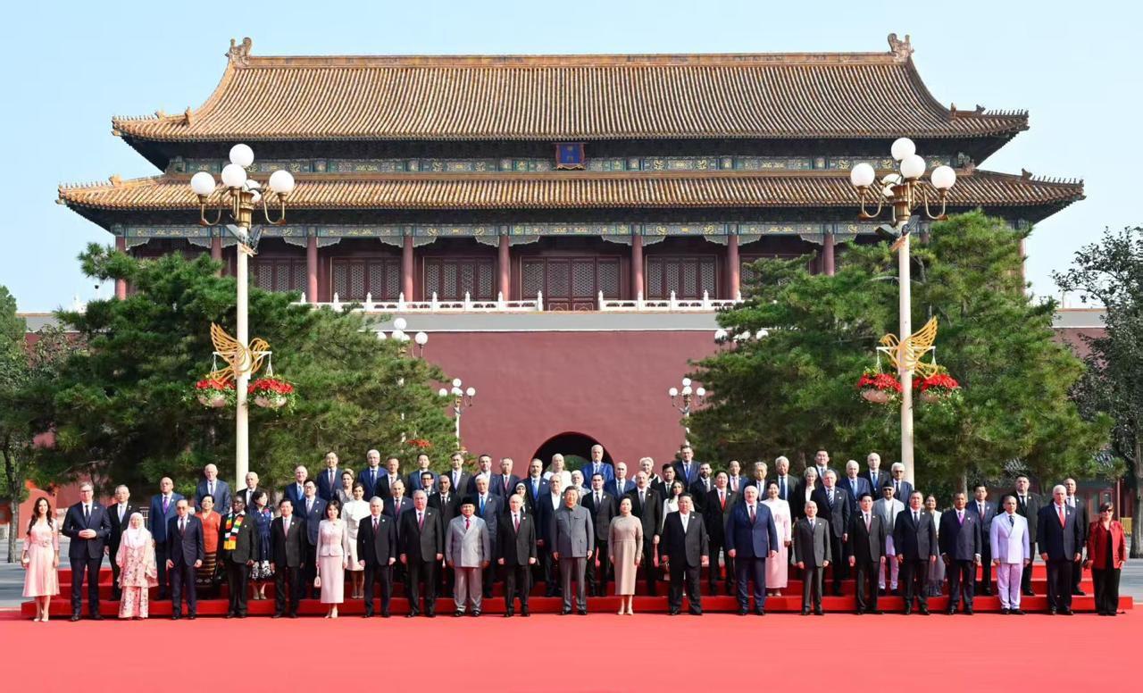 <p>Setibanya di Tian’anmen, Beijing, Presiden Prabowo menuju leaders lounge dengan berjalan melewati pasukan jajar kehormatan. Presiden Prabowo disambut hangat oleh Presiden RRT Xi Jinping beserta Madam Peng Liyuan, Rabu, 3 September 2025. (Dok. BPMI Setpres)</p>
