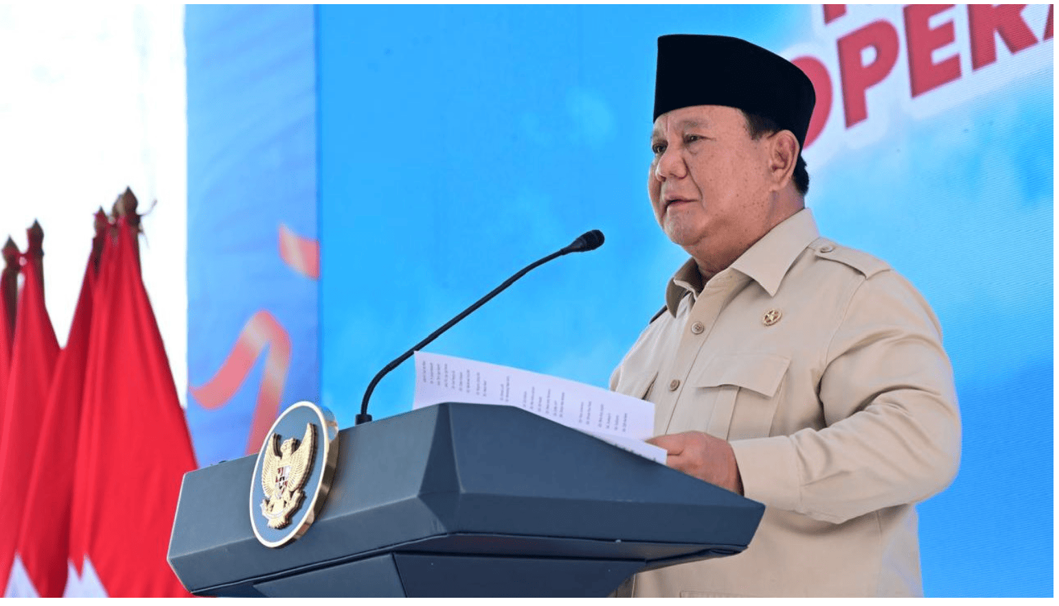 <p>Presiden Prabowo Subianto, menyampaikan peringatan tegas terhadap para pelaku usaha yang terlibat dalam praktik curang di sektor pangan. Saat peluncuran kelembagaan 80.000 Koperasi Desa/Kelurahan Merah Putih (KMP) di Kabupaten Klaten, Jawa Tengah, (Dok. BPMI Setpres)</p>
