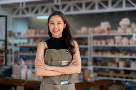 <p>Ilustrasi perempuan pelaku UMKM.Perempuan Indonesia bisa lebih mandiri dan berkembang lewat KUR dari BRI. Daftar online, mudah dan praktis. Foto: Freepik</p>
