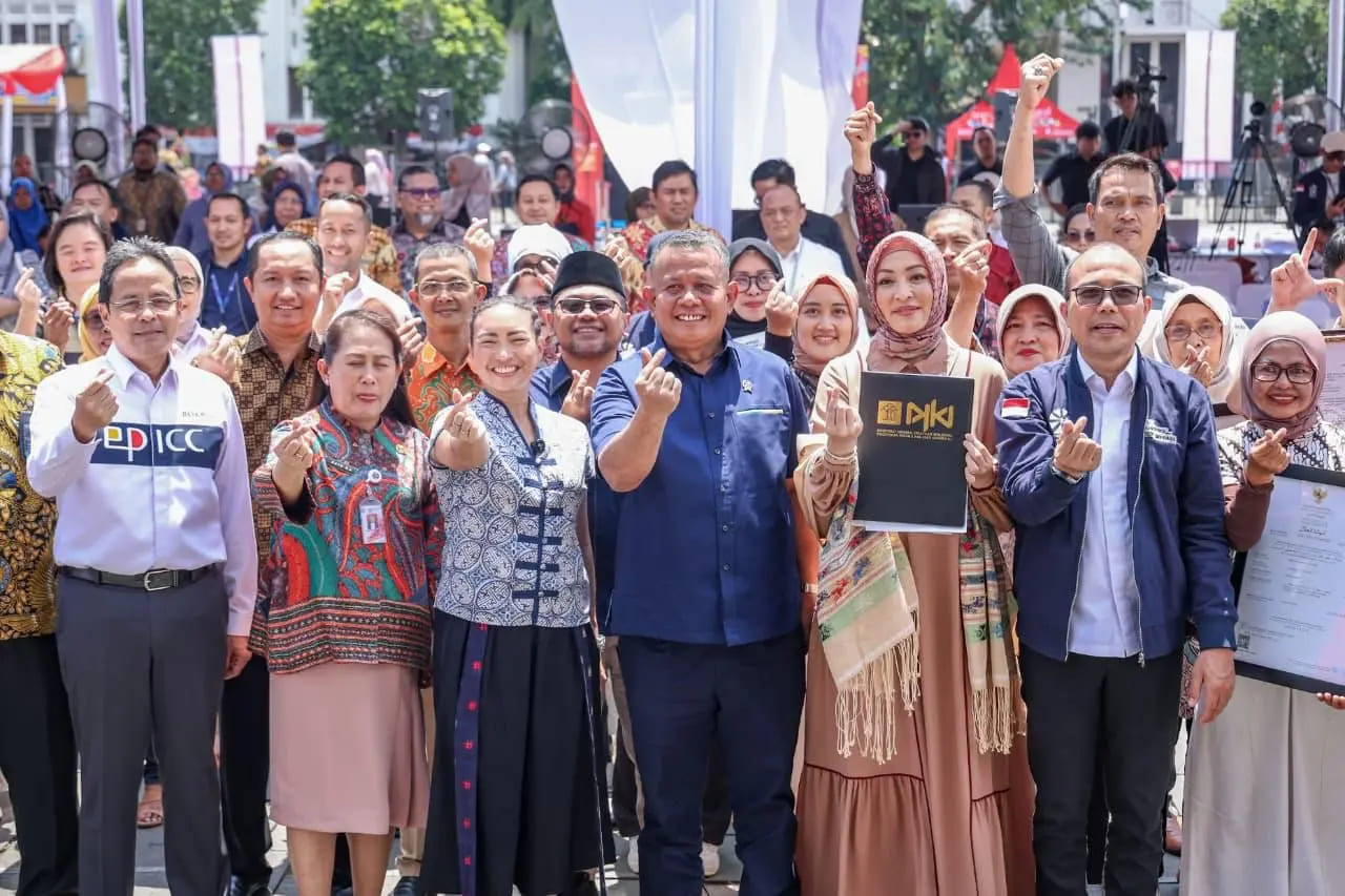 <p>Kementerian Usaha Mikro, Kecil, dan Menengah (UMKM) menggelar Festival Kemudahan dan Pelindungan Usaha Mikro di Kota Tua Jakarta guna mempermudah akses legalitas usaha bagi usaha mikro, Rabu, 27 Agustus 2025. (Dok. Kementerian UMKM)</p>

<p> </p>
