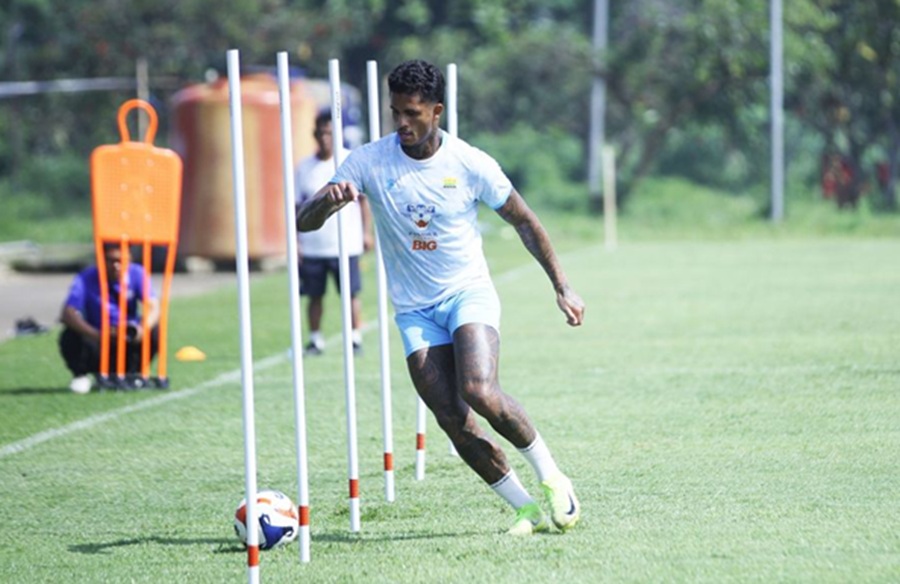 <p>Penyerang Persib, Ramon Tanque siap bekerja keras membantu tim meraih kemenangan saat menjamu Dewa United. Foto: Persib.</p>
