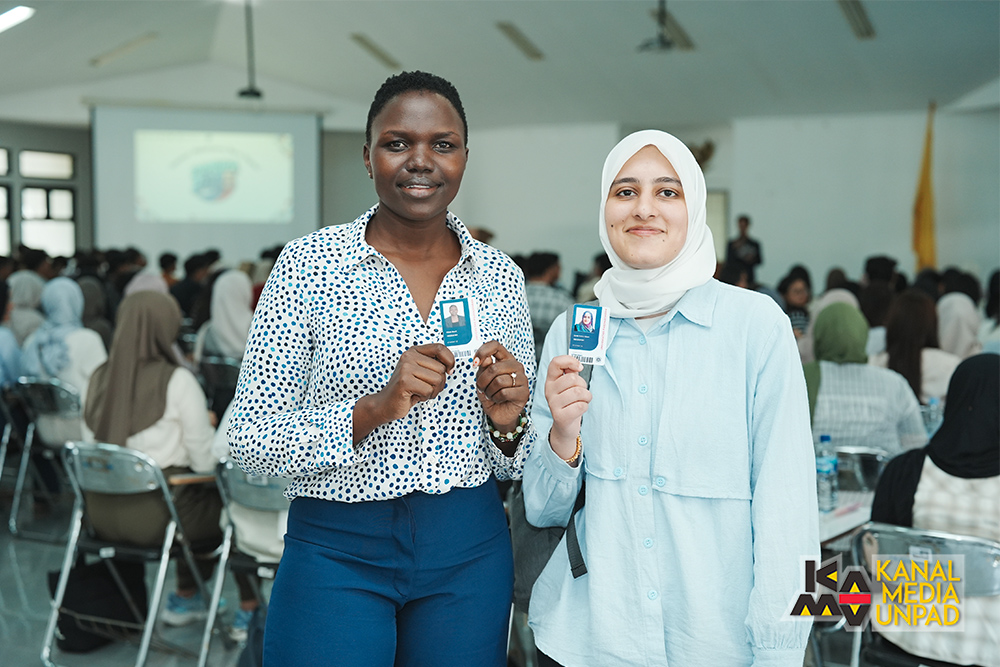 <p>Dua mahasiswa internasional yang studi Magister (S2) di Universitas Padjadjaran.,Hildah Biwott (kiri) dari Kenya dan Syeda Humra Gilani dari Pakistan. (Dok. Kanal Media Unpad/ Dadan Triawan)</p>
