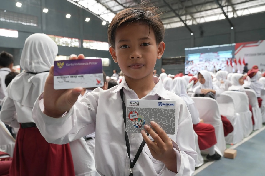 <p>Ilustrasi siswa SD memperlihatkan kartu ATM dan buku tabungan SimPel penerima PIP. Berikut cara nama penerima PIP, dan jumlah siswa yang belum aktivasi rekening PIP. (Foto/Puslapdik Kemendikdasmen).</p>
