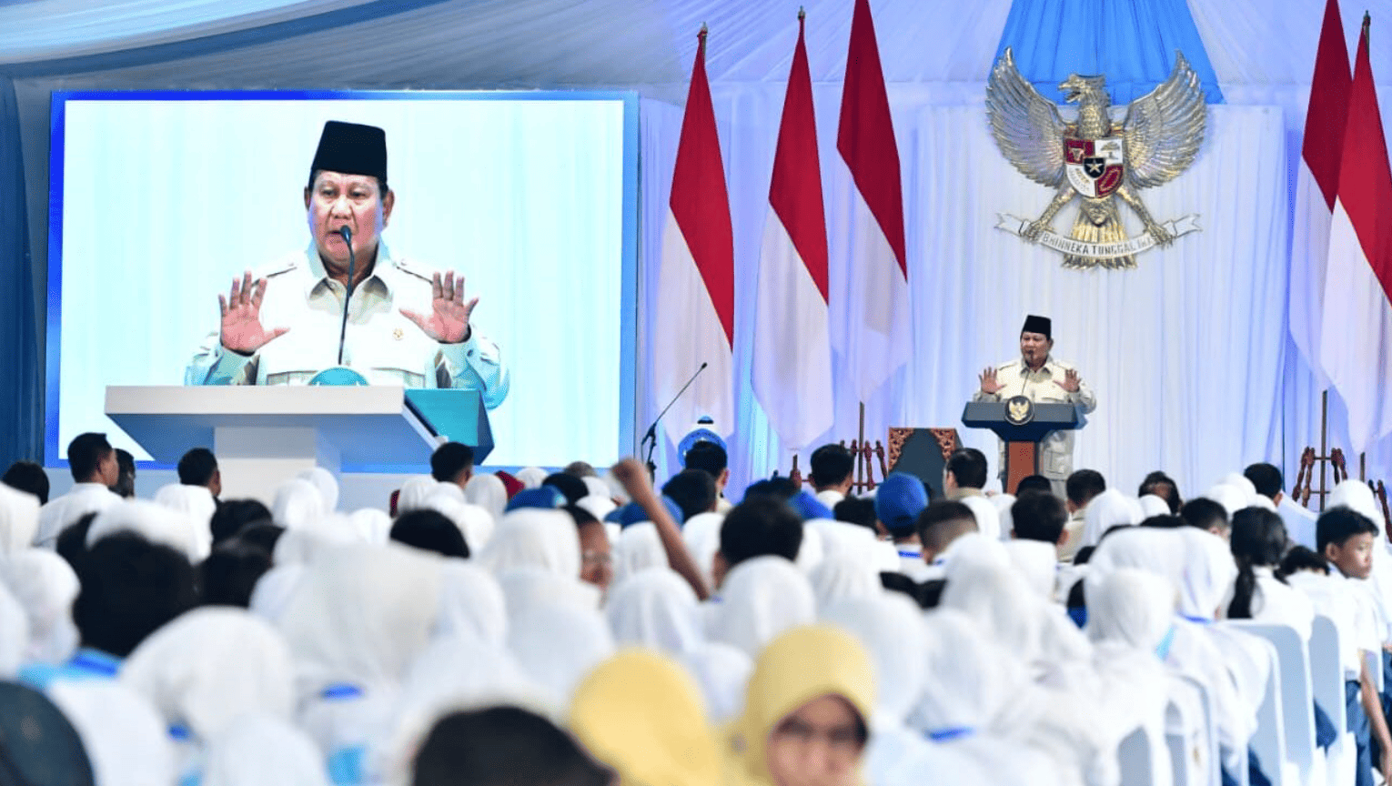 <p>Presiden Prabowo Subianto berdialog secara virtual dengan sejumlah guru dan siswa-siswi dari berbagai daerah untuk meninjau pemanfaatan perangkat papan interaktif digital (PID) dalam proses pembelajaran di sekolah yang digelar di SMPN 4 Kota Bekasi, Senin, 17 November 2025. (Dok. BPMI Setpres/Rusman)</p>
