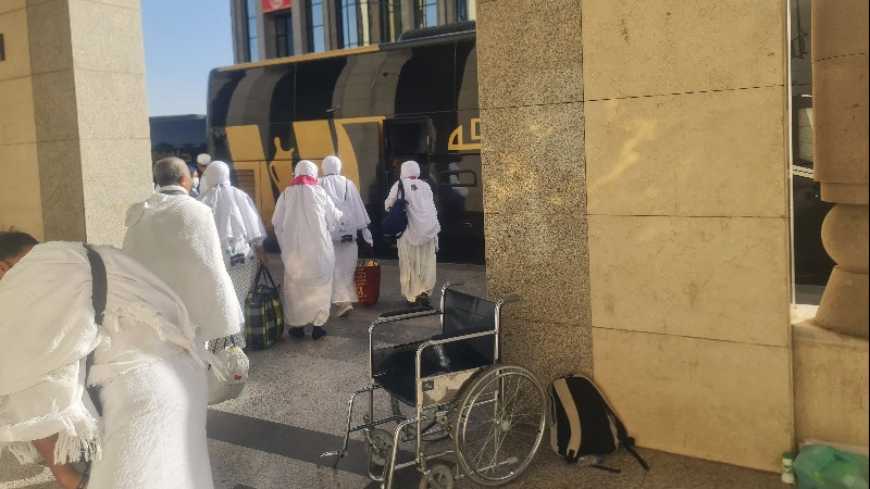 <p>Jemaah haji Indonesia meninggalkan Mirage Taiba hotel di Madinah menuju Makkah, Arab Saudi, (Dok.Kemenag)</p>
