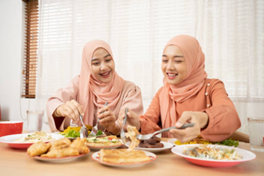 <p>Ilustrasi dua perempuan santap makanan. Berikut inspirasi bisnis UMKM yang laris pada Ramadan 2026, simak strategi suksesnya. Foto: Pixabay.</p>
