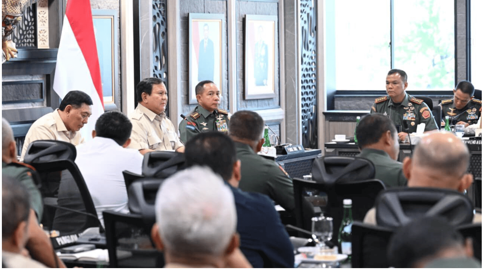 <p>Presiden Prabowo memimpin langsung evaluasi percepatan pembangunan Koperasi Desa/Kelurahan Merah Putih (KDKMP) di Markas Besar TNI, Jakarta, pada Selasa, 25 November 2025. (Dok. BPMI Setpres/Kris)</p>
