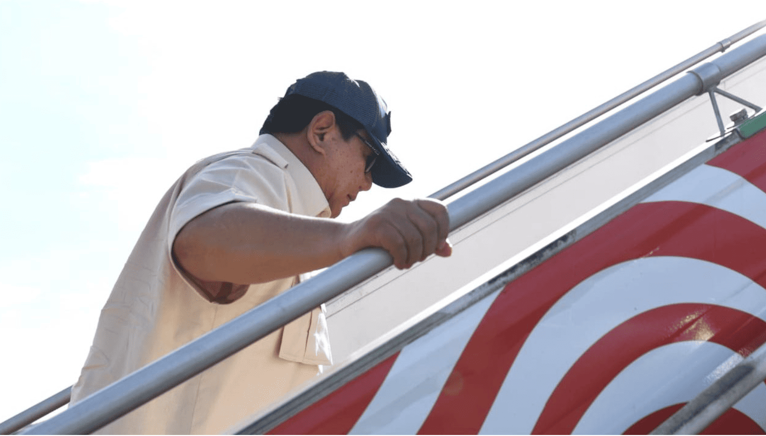<p>Presiden Prabowo bertolak menuju Kota Palembang sekitar pukul 08.30 WIB Pangkalan TNI AU Halim Perdanakusuma, Jakarta, pada Rabu, 23 April 2025. (Dok. BPMI Setpres/Kris)</p>
