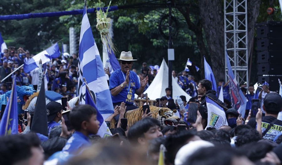 <p>Kemeriahan pawai Persib juara di Kota Bandung, Jawa Barat. (Minggu, 25/5). (Foto: Persib.co.id).</p>

