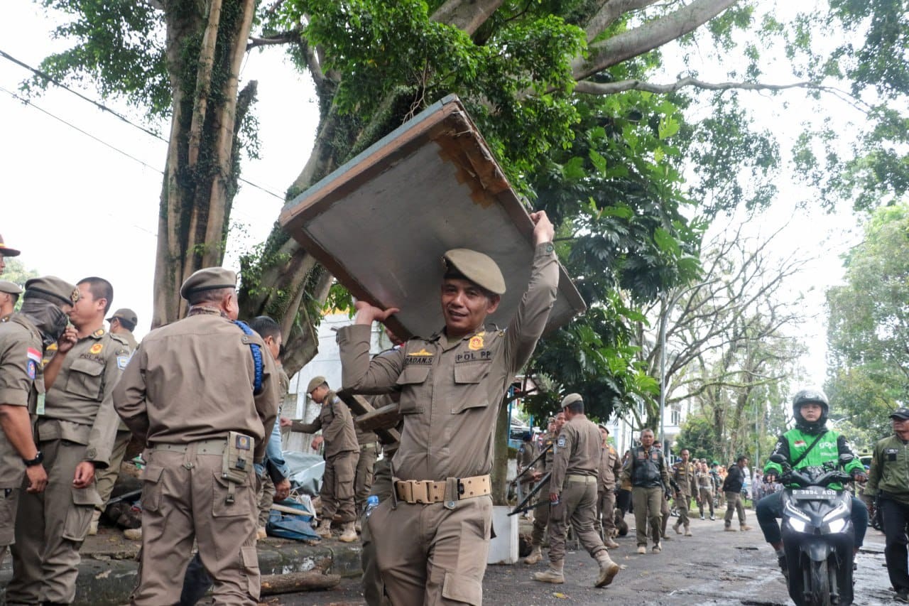 <p>Satpol PP Kota Bandung bersama tim gabungan menertibkan 42 bangunan liar dan PKL yang menempati fasilitas umum di enam titik lokasi rawan pelanggaran di wilayah Kota Bandung, Kamis (3/7/2025). (Dok.Pemkot Bandung)</p>
