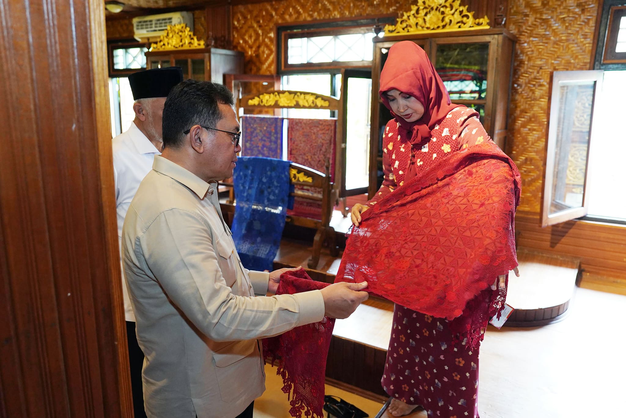 <p>Mendag Budi Santoso meninjau UMKM Henni Adli Minangkabau Galeri yang memproduksi berbagai produk wastra dan kerajinan fesyen haute couture, seperti kain tenun, bordir, dan sulam dengan muatan khas budaya Minangkabau, Jumat, 9 Mei 2025. (Dok. Kemendag)</p>
