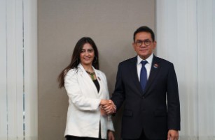 <p>Menteri Perdagangan (Mendag) RI Budi Santoso dan Walkil Menteri Perdagangan Chile, Claudia Sanhueza menggelar pertemuan di Jeju, Korea Selatan. (Dok.Kemendag)</p>
