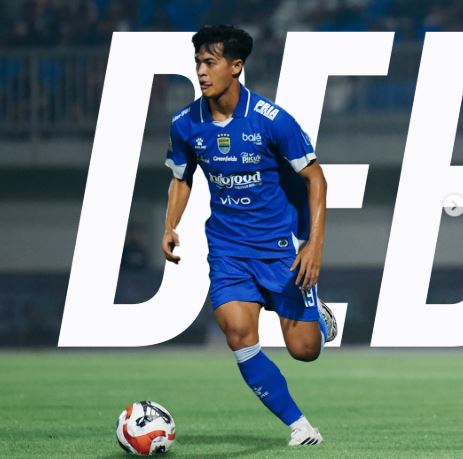 <p>Performa apik Alfeandra Dewangga bantu Persib menang 4-1 atas Madura United. Bojan Hodak sebut Dewa kini makin layak jadi pilihan utama di skuad Maung Bandung.</p>
