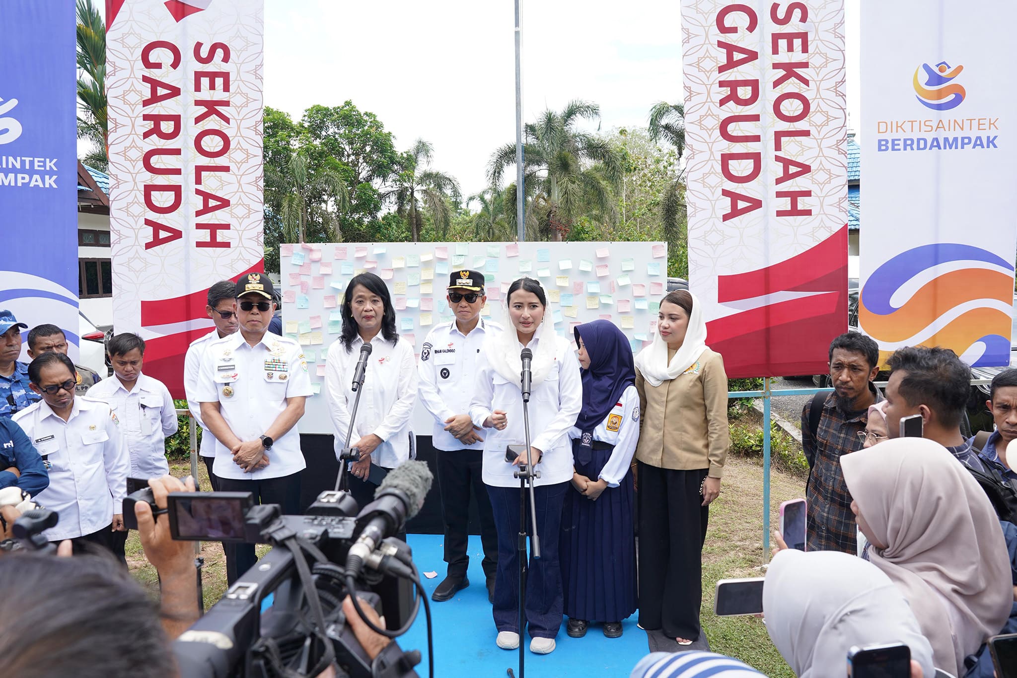 <p>Setelah meninjau Pasar Baruga di Kendari,  Wamendag Roro melanjutkan agendanya dengan menghadiri kegiatan pengenalan Sekolah Garuda di Kabupaten Konawe Selatan, Sulawesi Tenggara, Rabu, 8 Oktober 2025. (Dok. Kemendag)</p>
