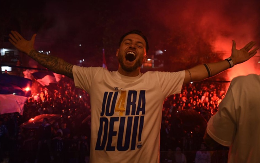 <p>Gelandang Persib, Marc Klok merayakan gelar juara Liga 1 2024/25 di Dapur & Kopi, Jalan Sulanjana No. 17, Kota Bandung, Senin, 5 Mei 2025. (Foto: Persib.co.id).</p>
