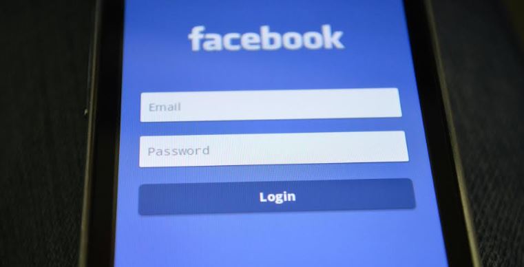 <p>Ilustrasi Login Facebook di HP. Jangan Cuma Posting! Lakukan Setting Penting Ini Biar Jangkauan Melesat dan Pendapatan Naik Drastis. Foto :  Pixabay</p>
