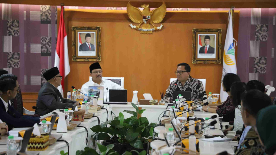 <p>Musyawarah bersama Kemensos. Evaluasi setiap 3 Bulan, Bansos kini lebih dinamis & responsif. Foto: Kemensos</p>

