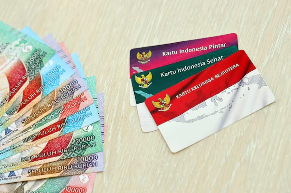 <p>Ilustrasi pencairan bantuan sosial PKH dan BPNT Rp600 ribu melalui kartu KKS yang mulai cair pada Jumat, 13 Juni 2025 di sejumlah bank dan daerah. Foto: freepik.com</p>
