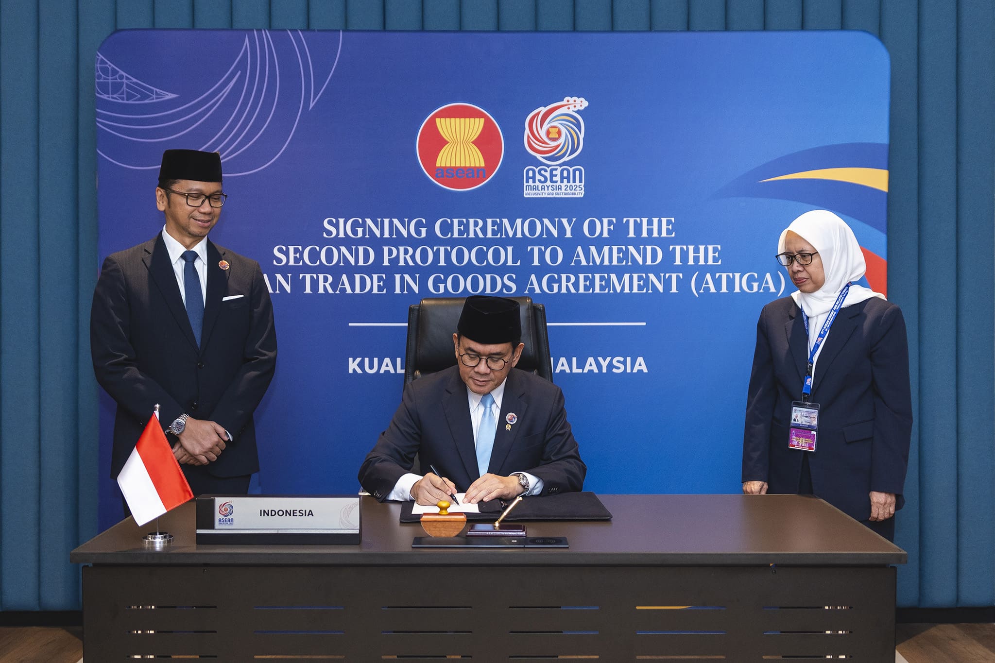 <p>Mendag Busan telah menandatangani Naskah Perjanjian ATIGA Upgrade  sehari sebelumnya, Sabtu, 25 Oktober 2025. Penandatanganan juga telah dilakukan oleh Brunei Darussalam, Malaysia, Filipina, Singapura, dan Thailand. Kamboja dan Laos menandatangani secara ad referendum. Adapun Myanmar dan Vietnam dijadwalkan pada November 2025. (Dok. Kemendag)</p>