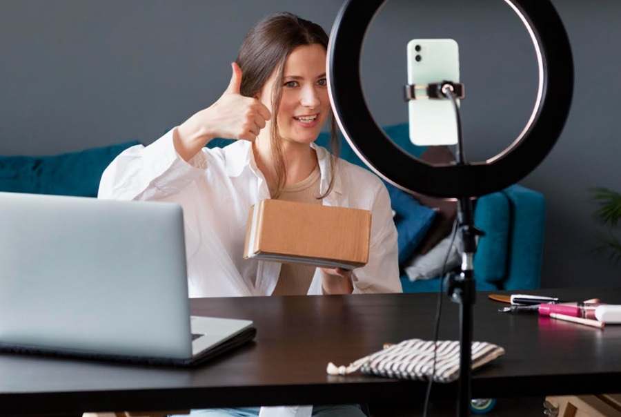 <p>Ilustrasi seorang perempuan menjadi kreator konten. Berikut strategi mendapat 10.000 followers Instagram dalam 30 hari. (Foto: Freepik).</p>

