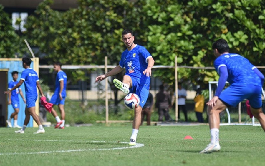 <p>Thom Haye bersama tiga pemain baru Persib lainnya siap jalani debut saat menjamu Persebaya Surabaya. (Foto: Persib).</p>
