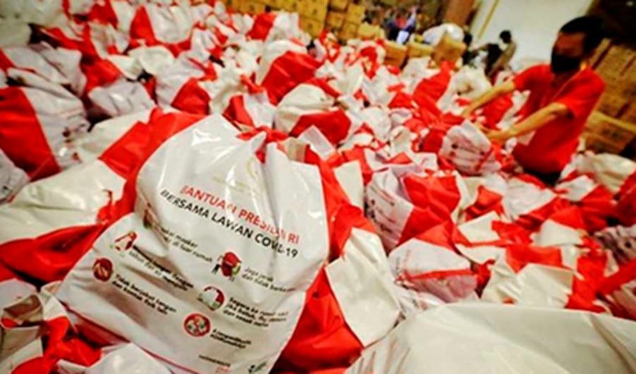 <p>Ilustrasi pekat bansos pemerintah. Sebanyak 18,27 juta keluarga akan dapat bansos beras 10 kg dan 2 liter minyak goreng.</p>

