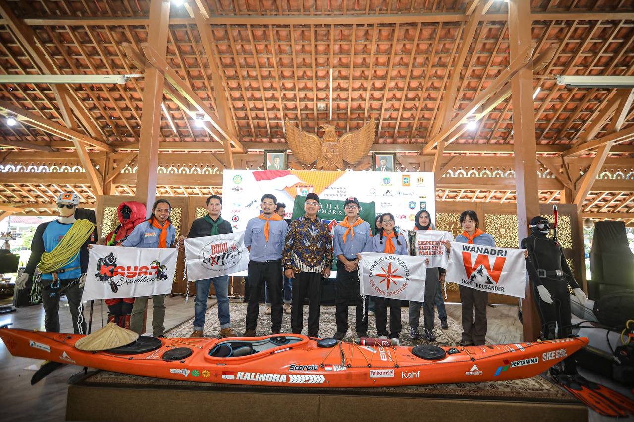 <p>Pada Sabtu, 19 April 2025, Wali Kota Bandung Muhammad Farhan secara resmi melepas rangkaian Ekspedisi Wanadri 2025 di Pendopo Kota Bandung (Dok.Pemkot Bandung)</p>
