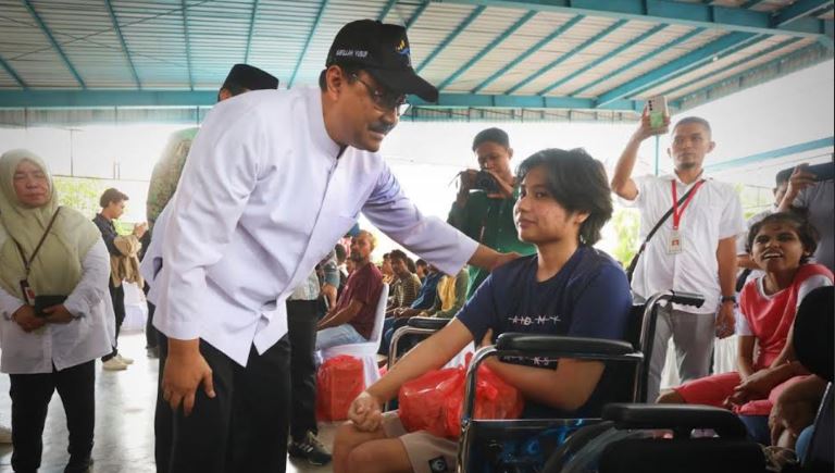 <p>Ilustrasi: Gus Ipul sedang memberikan bantuan pada masyarakat Ambon. Alhamdulillah! PKH & BPNT Tahap 2 Cair Lagi! Sudah Muncul di SIKS-NG, Cek Namamu Sekarang! Foto : Kemensos</p>
