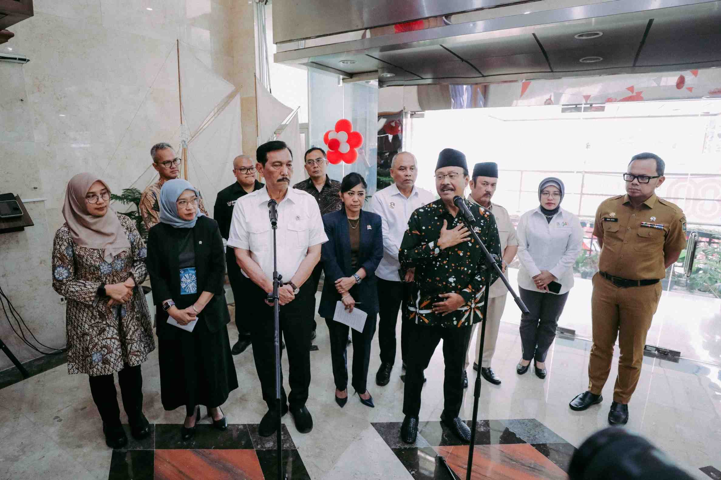 <p>Menteri Sosial Saifullah Yusuf (Gus Ipul) seusai menghadiri Rapat Pleno Perdana Komite Percepatan Transformasi Digital Pemerintah di Kantor DEN, Lantai 17, Jl. M.H. Thamrin, Jakarta, Selasa  26 Agustus 2025. ia mengatakan uji coba bantuan sosial digital akan dimulai pada September 2025 di Kabupaten Banyuwangi. (Dok. Kemensos)</p>
