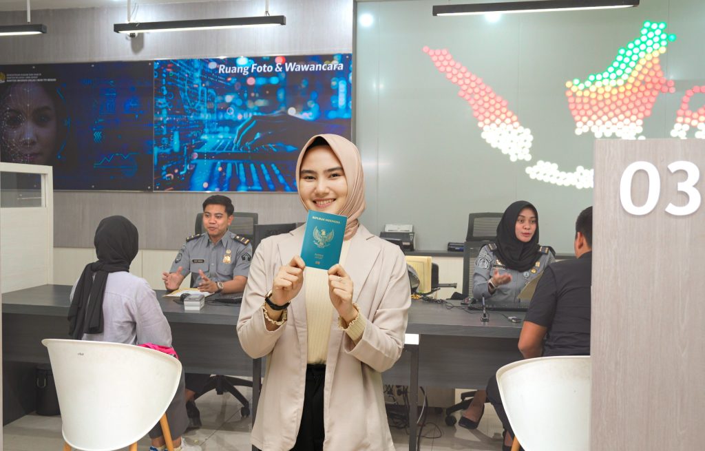 <p>Ilustrasi: TKI foto Paspor untuk syarat mendapatkan KUR. Yuk, pastikan dokumen kamu lengkap sebelum daftar KUR Penempatan TKI di BRI. Foto:Kantor Imigrasi Kelas I TPI Yogya</p>
