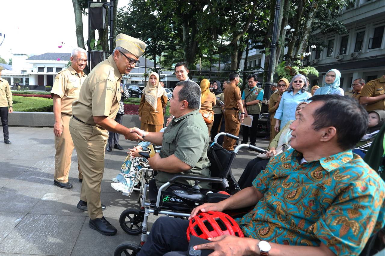 <p>Wali Kota Bandung Muhammad Farhan seusai memimpin apel Peringatan Hari Kesehatan Nasional (HKN) ke-61 tingkat Kota di Balai Kota Bandung, Senin, 24 November 2025. (Dok. Diskominfo Kota Bandung)</p>

