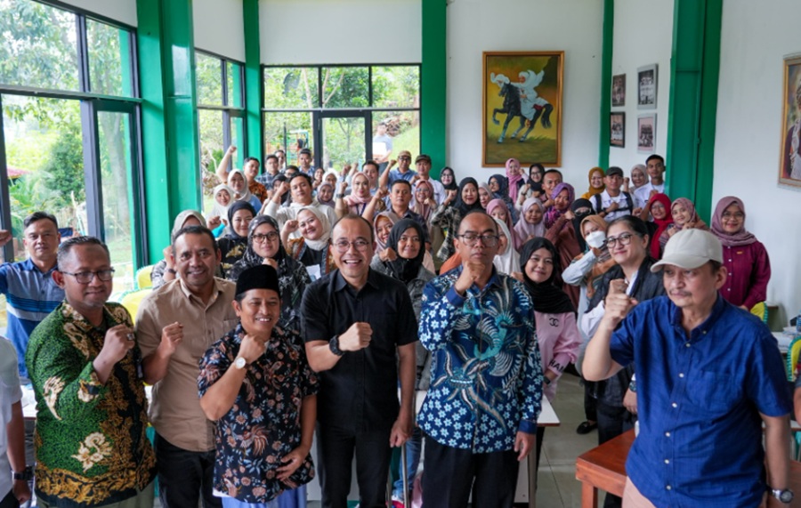 <p>Deputi Bidang Usaha Mikro, Kementerian UMKM, Riza Damanik. Pelaku UMKM Bandung difasilitasi kementerian jadi pemasok MBG.</p>
