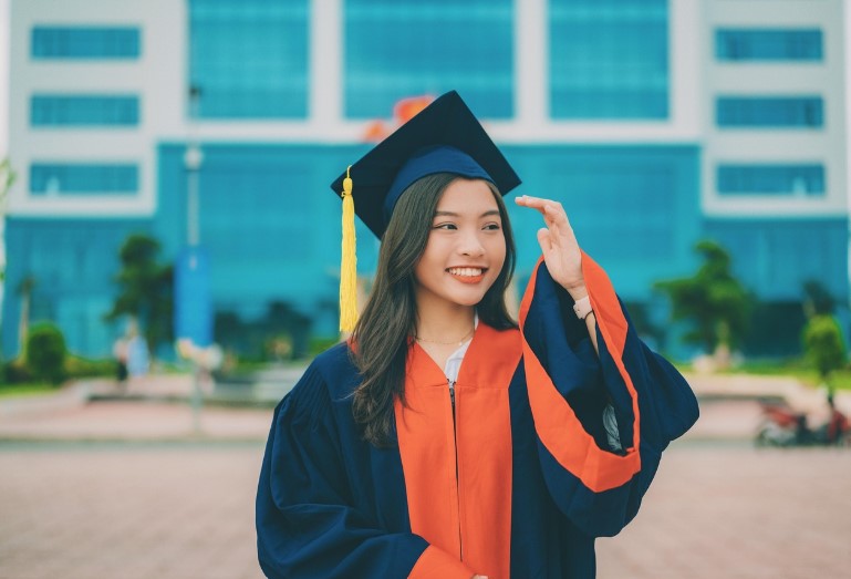 <p>Pemprov DKI mulai mencairkan dana KJMU semester 1 tahun 2025 untuk 16.979 mahasiswa. Dana Rp9 juta ini bisa digunakan untuk biaya pendidikan, buku, transportasi, dan perlengkapan belajar.</p>
