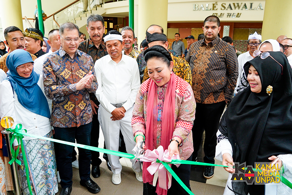 <p>Ketua Komisi IV DPR RI Siti Hediati (Titiek) Soeharto melakukan gunting pita sebagai simbol pembukaan Expo Hilirisasi Agroforestri Berbasis Sukun disaksikan Gubernur Jawa Barat Dedi Mulyadi dan Rektor Unpad, Prof. Arief S. Kartasasmita, di Gedung Rektorat Unpad Jatinangor, Rabu 20 Agustus 2025. (Dok. Kanal Media Unpad/Jalasenastri Saprala)</p>

<p> </p>
