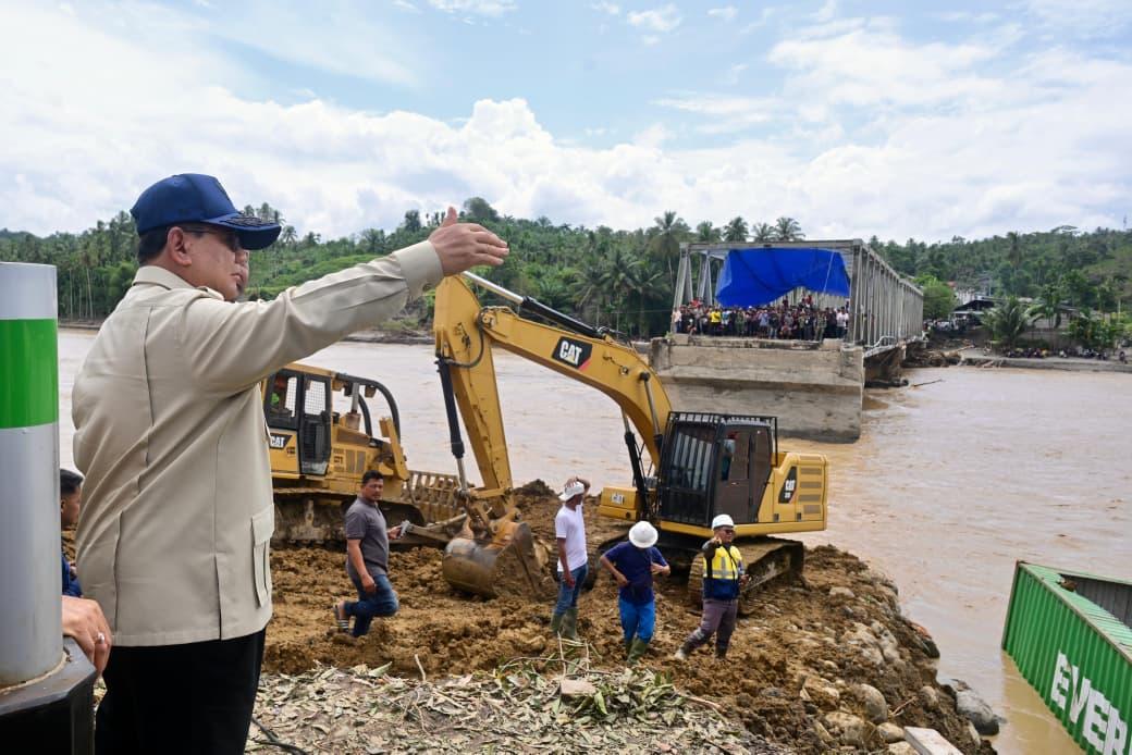 <p>Presiden Prabowo Subianto meninjau pembangunan Jembatan Bailey Teupin Mane, ruas vital penghubung Bireuen-Takengon di Kabupaten Bireuen, Provinsi Aceh, Minggu, 7 Desember 2025. (Dok. BPMI Setpres/Rusman)</p>

