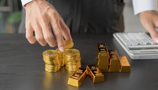 <p>Ilustrasi koin dan batangan emas di atas meja, simbol strategi investasi cerdas ikuti 3 cara & tips anti rugi investasi emas di 2025 agar tidak salah pilih produk dan cuan maksimal. Foto: freepik.com</p>
