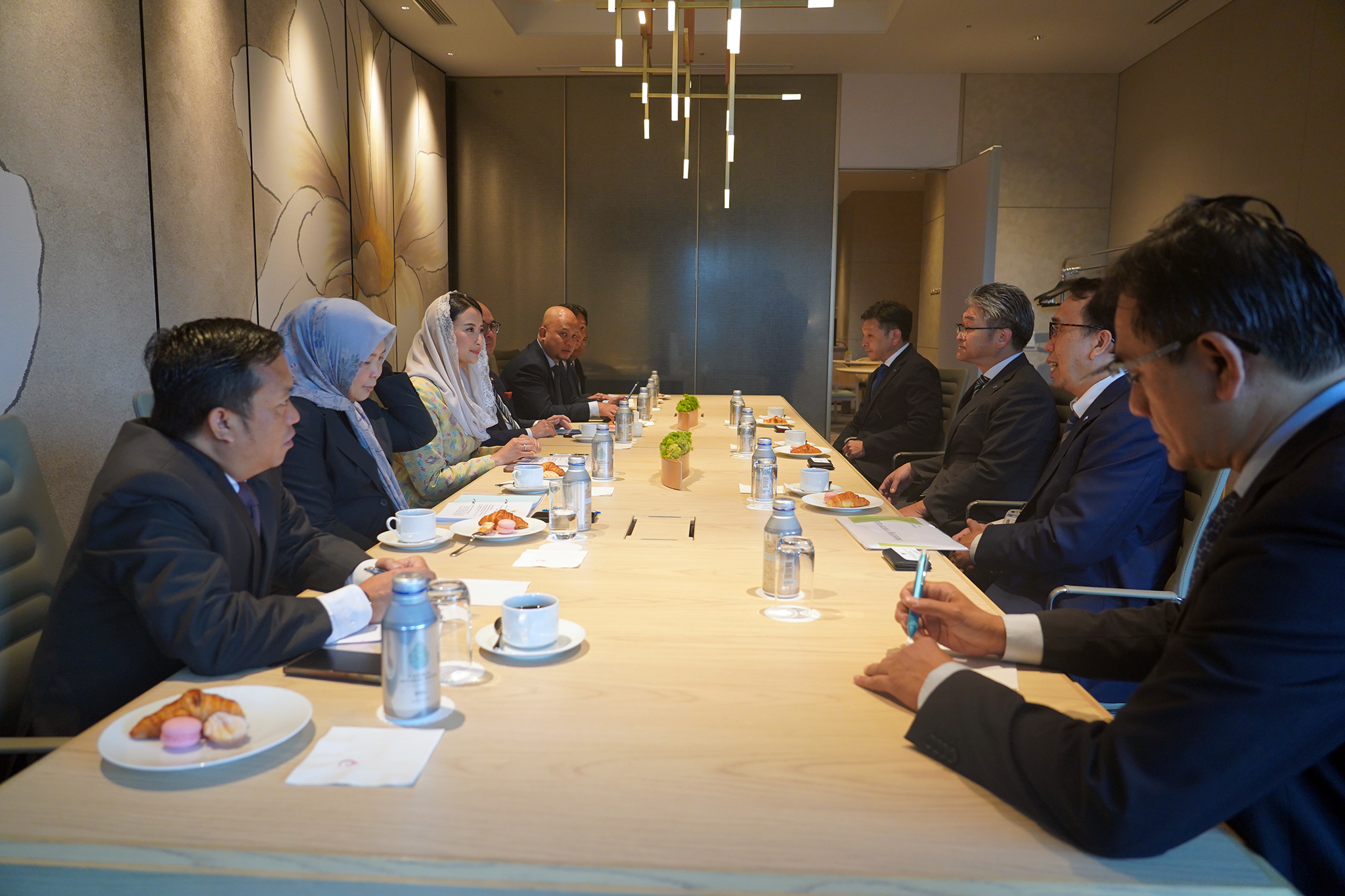 <p>Wakil Menteri Perdagangan RI Dyah Roro Esti Widya Putri melakukan pertemuan dengan Presiden Niitaka, Daisuke Nojiri di Osaka, Jepang, Rabu, 11 Juni 2025 waktu setempat. Pertemuan dilaksanakan di sela-sela misi dagang Indonesia ke Jepang pada 9—13 Juni 2025. (Dok. Kemendag)</p>

