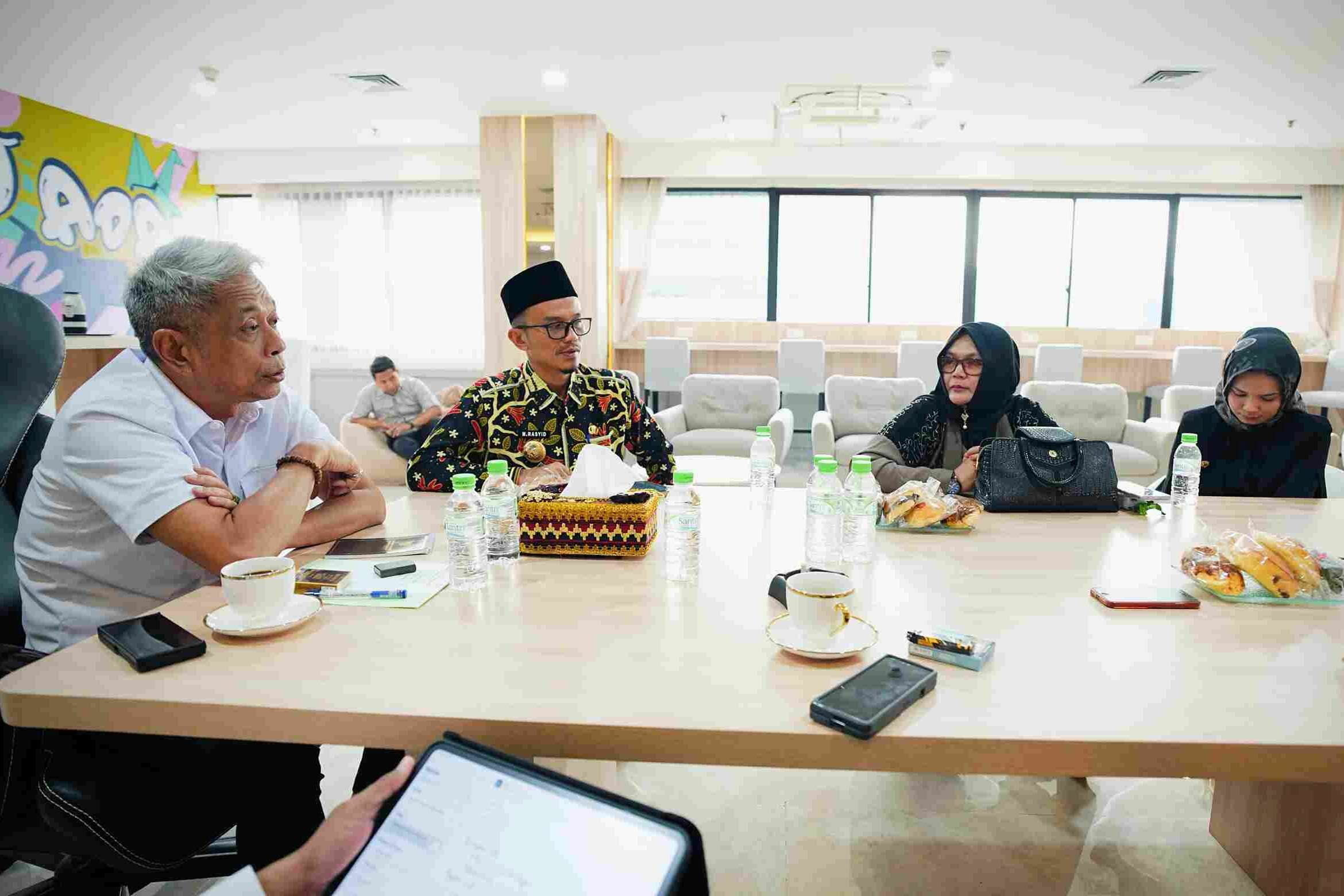<p>Wali Kota Subulussalam, Aceh,  M Rasyid Bancin saat audiensi dengan Wamensos Agus Jabo Priyono di Kantor Kemensos, Jakarta Pusat, Rabu, 6 Agustus 2025.  Ia mengatakan Sekolah Rakyat  di wilayahnya siap meluncur pada September mendatang. (Dok. Kemensos)</p>

<p> </p>
