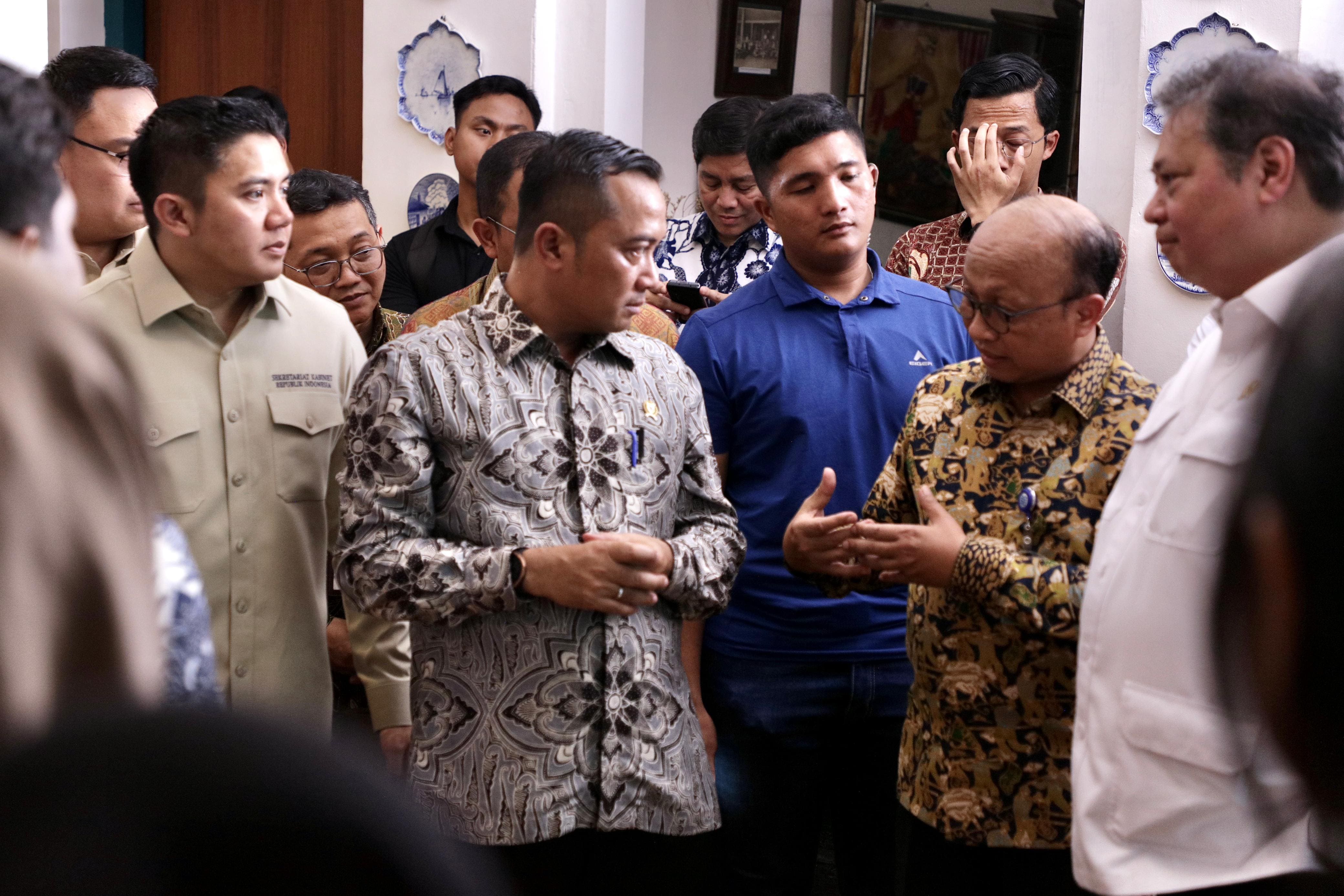<p>Menteri Koordinator Bidang Perekonomian (Menko Ekon) Airlangga Hartarto mengatakan melalui program magang kerja, setiap peserta magang akan menerima uang saku bulanan sesuai standar daerah, serta jaminan kehilangan pekerjaan dan jaminan kematian. (Dok. BPMI Setpres)</p>
