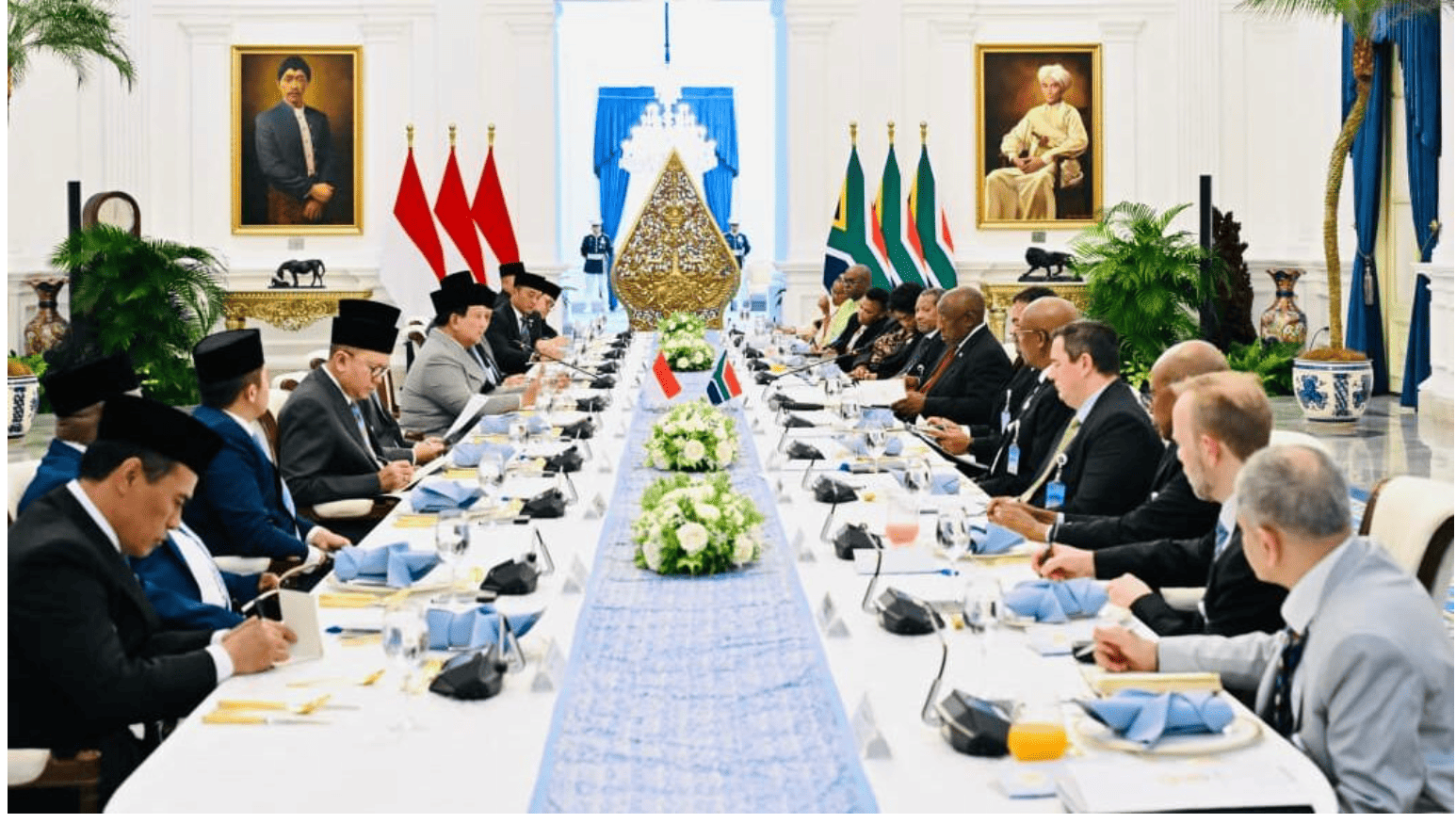 <p>Presiden Republik Indonesia Prabowo Subianto dan Presiden Republik Afrika Selatan Matamela Cyril Ramaphosa menggelar pertemuan bilateral yang berlangsung dalam format working lunch bersama delegasi masing-masing di Istana Merdeka, Jakarta, Rabu, 22 Oktober 2025. (Dok. BPMI Setpres/Laily Rachev)</p>
