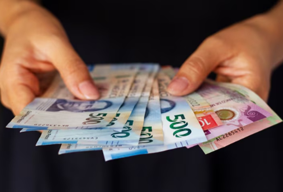 <p>Ilustrasi dana bansos. Simak daftar bansos Agustus 2025 bakal cair, mulai dari PKH, BPNT, PIP dan BLT Dana Desa. (Foto: Freepik).</p>
