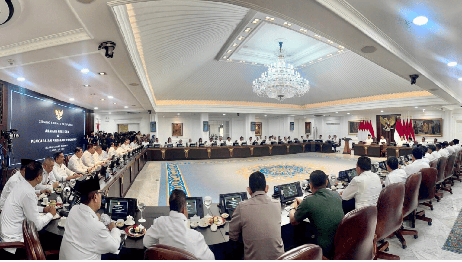 <p>Presiden Prabowo Subianto memimpin Sidang Kabinet Paripurna ke-8 pemerintahan Kabinet Merah Putih yang digelar di Ruang Sidang Kabinet, Istana Kepresidenan Jakarta, pada Rabu, 6 Agustus 2025. (Dok. BPMI Setpres/Cahyo)</p>
